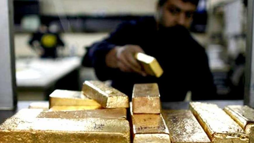 A labourer works on the gold bars which are going to be melted in a smelter at a plant of gold refiner in Istanbul February 27, 2009. Gold extended gains to session highs in Europe on Friday as risk aversion spurred by worse-than- expected U.S. GDP data lifted the metal from the two-week lows it hit earlier in the day. REUTERS/Osman Orsal (TURKEY)