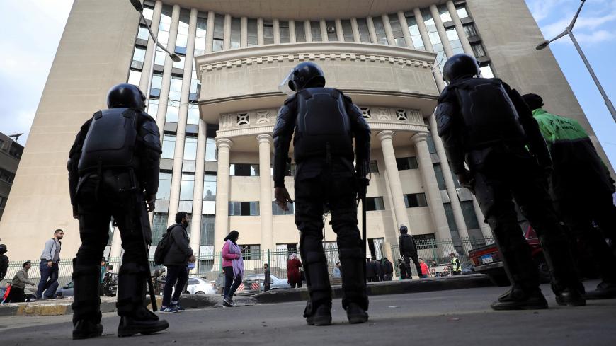 Egyptian security forces stand guard outside the court during the trial of human rights lawyer and ex-presidential candidate, Khaled Ali in Cairo, Egypt, January 3, 2018. REUTERS/Mohamed Abd El Ghany - RC1FB4A638E0