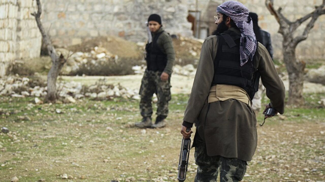 SYRIA-CRISIS/ Members of Islamist Syrian rebel group Jabhat al-Nusra carry their weapons as they move towards their positions near Aleppo international airport which is controlled by forces loyal to Syria's President Bashar al-Assad January 28, 2014. Picture taken January 28, 2014. REUTERS/Ammar Abdullah (SYRIA - Tags: POLITICS CIVIL UNREST CONFLICT) - RTX17ZNO