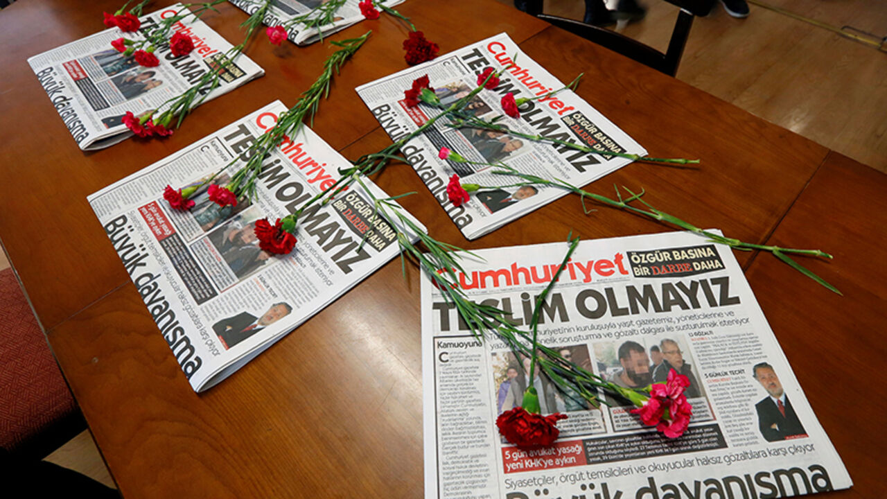 TURKEY-SECURITY/ Carnations and today's copies are seen in the newsroom of Cumhuriyet newspaper, an opposition secularist daily, in Istanbul, Turkey, November 1, 2016. REUTERS/Murad Sezer - RTX2RBLF