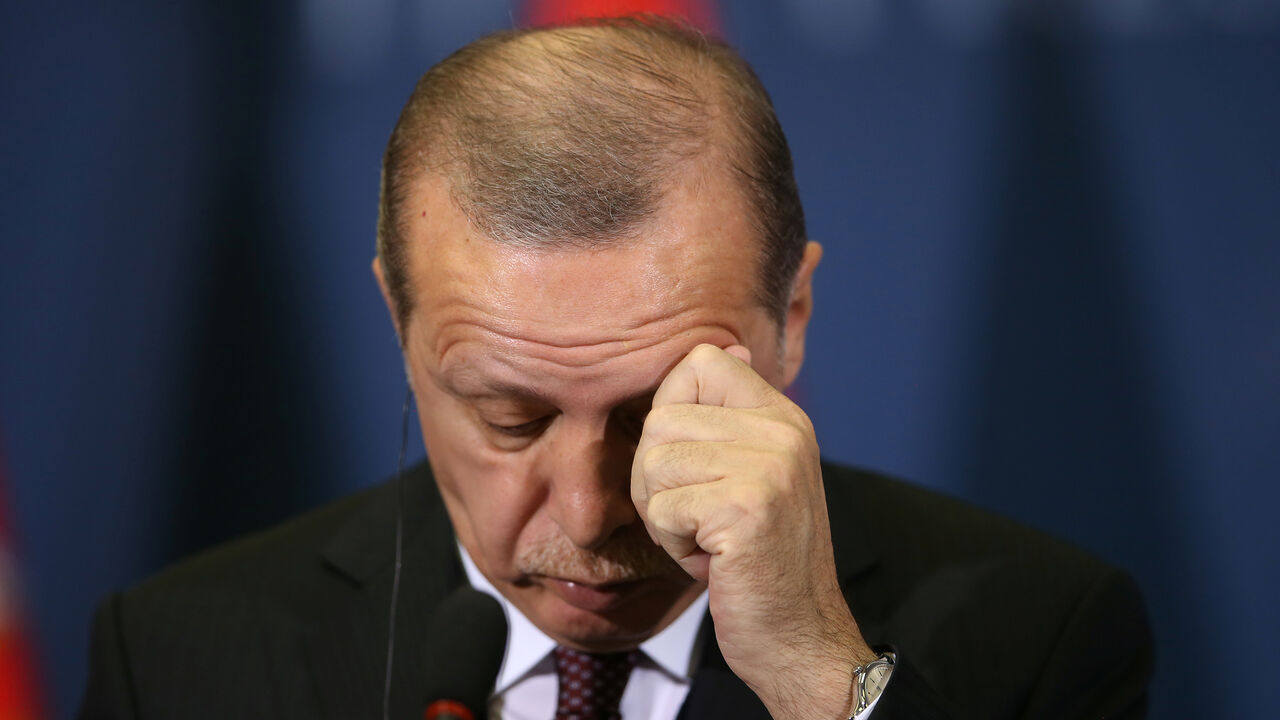 SERBIA-TURKEY/ Turkish President Recep Tayyip Erdogan gestures during a joint press conference with Serbia's President Aleksandar Vucic (not in the picture) after their meeting in Belgrade, Serbia, October 10, 2017. REUTERS/Marko Djurica - RC11B290C400