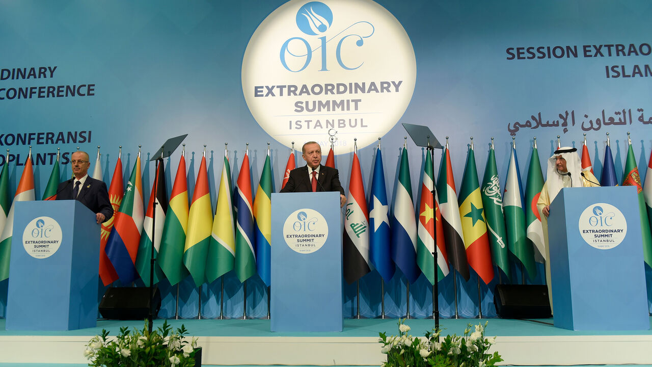 AFP_1553BJ Turkish President Recep Tayyip Erdogan (C), Palestinian Prime Minister Rami Al Hamdallah (L) and The Secretary General of The Organisation Of Islamic Cooperation (OIC) Yousef Ahmed Al-Othaimeen (R) address a press conference at the extraordinary summit of the Organisation of Islamic Cooperation (OIC) in Istanbul early May 19, 2018. - The Organisation of Islamic Cooperation (OIC) held an extraordinary summit in Istanbul to show solidarity with the Palestinian people following the opening of US Embassy in Jer